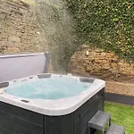 Honeybee Cottage, With A Log Fire & A Hot Tub. Feriehus Bradford (West Yorkshire)