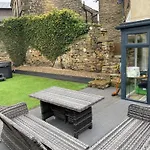 Honeybee Cottage, With A Log Fire & A Hot Tub.