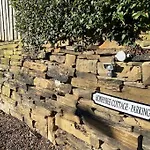 Honeybee Cottage, With A Log Fire & A Hot Tub. *