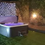 Honeybee Cottage, With A Log Fire & A Hot Tub. * Bradford (West Yorkshire)