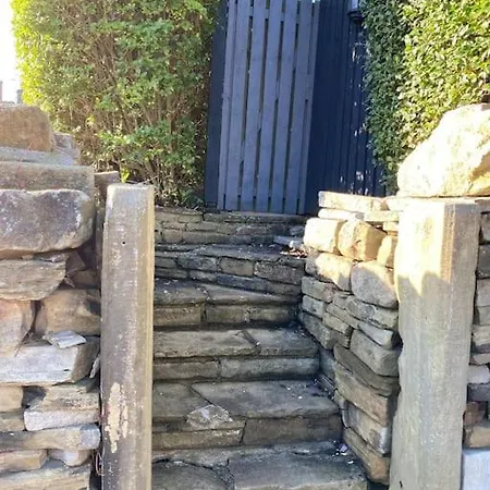 Honeybee Cottage, With A Log Fire & A Hot Tub. Bradford (West Yorkshire)