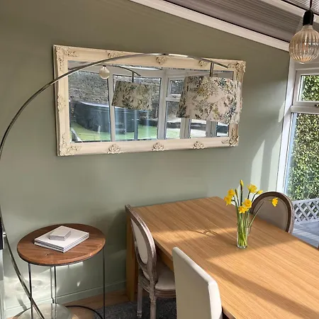 Honeybee Cottage, With A Log Fire & A Hot Tub. Casa vacanze Bradford (West Yorkshire)