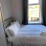 Honeybee Cottage, With A Log Fire & A Hot Tub. Casa vacanze