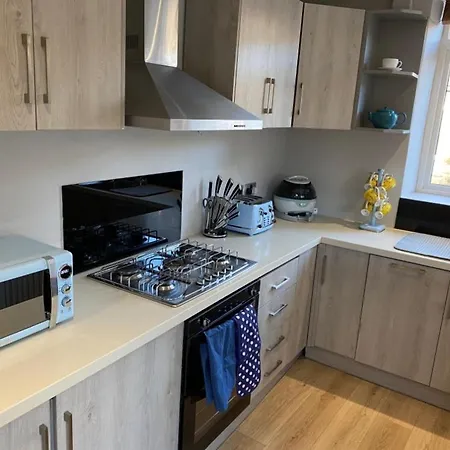 בית נופש Honeybee Cottage, With A Log Fire & A Hot Tub.