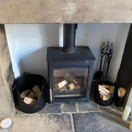 Honeybee Cottage, With A Log Fire & A Hot Tub. *