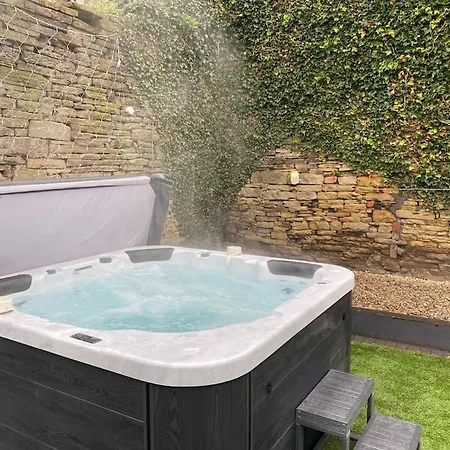 Honeybee Cottage, With A Log Fire & A Hot Tub. בית נופש בראדפורד