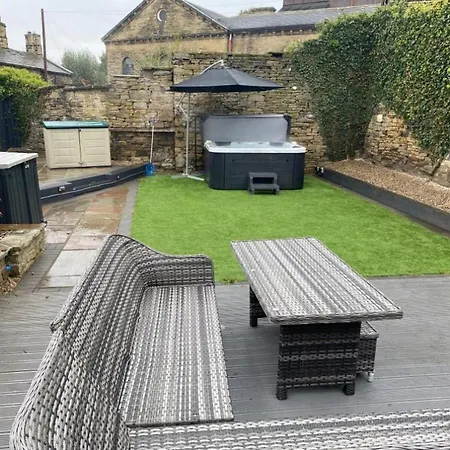 Honeybee Cottage, With A Log Fire & A Hot Tub. *