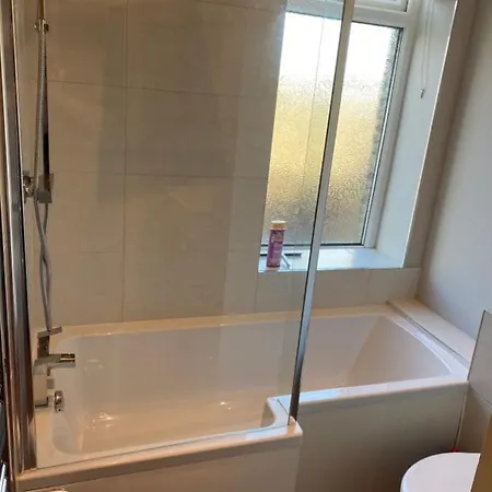 Honeybee Cottage, With A Log Fire & A Hot Tub.