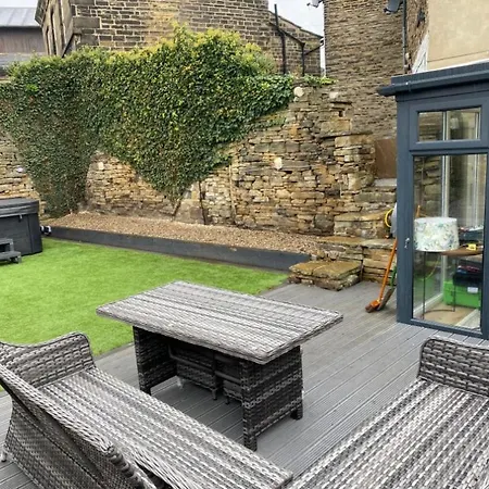 Honeybee Cottage, With A Log Fire & A Hot Tub.