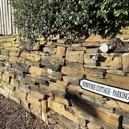 Honeybee Cottage, With A Log Fire & A Hot Tub. *