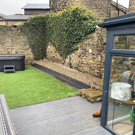 Honeybee Cottage, With A Log Fire & A Hot Tub. *