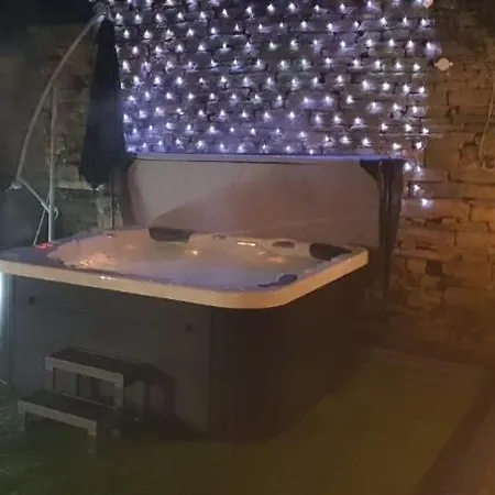 Honeybee Cottage, With A Log Fire & A Hot Tub.