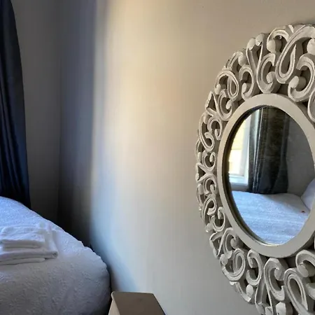 Honeybee Cottage, With A Log Fire & A Hot Tub. *