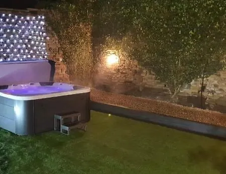 בית נופש Honeybee Cottage, With A Log Fire & A Hot Tub. *