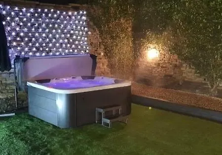 Honeybee Cottage, With A Log Fire & A Hot Tub. * בראדפורד