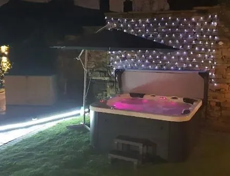 בית נופש Honeybee Cottage, With A Log Fire & A Hot Tub. בראדפורד