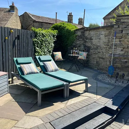 בית נופש Honeybee Cottage, With A Log Fire & A Hot Tub.