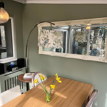 בית נופש Honeybee Cottage, With A Log Fire & A Hot Tub. בראדפורד