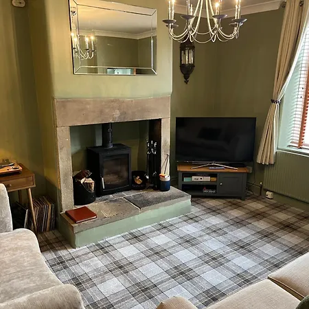 Honeybee Cottage, With A Log Fire & A Hot Tub. *