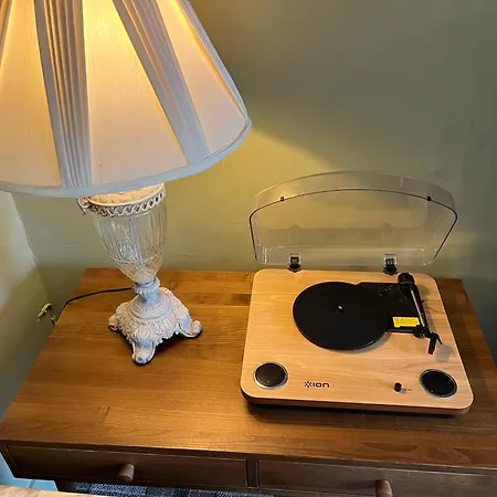 בית נופש Honeybee Cottage, With A Log Fire & A Hot Tub.