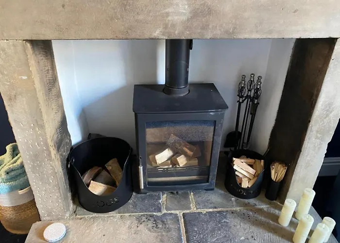 Honeybee Cottage, With A Log Fire & A Hot Tub. *