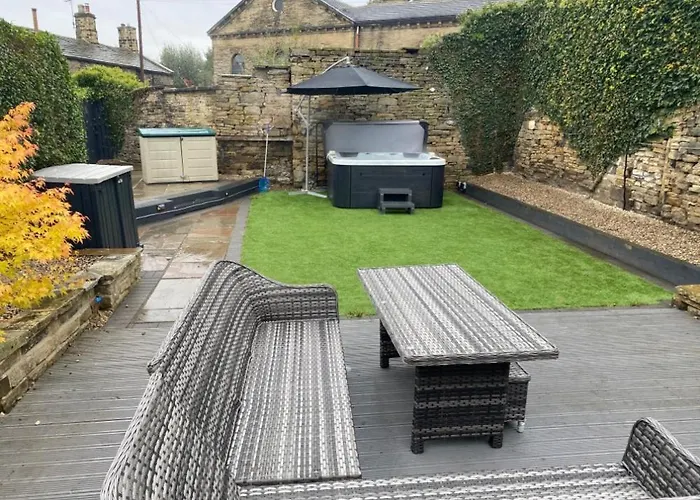Honeybee Cottage, With A Log Fire & A Hot Tub. *