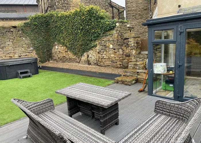 Honeybee Cottage, With A Log Fire & A Hot Tub.