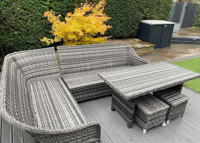 Honeybee Cottage, With A Log Fire & A Hot Tub. Bradford