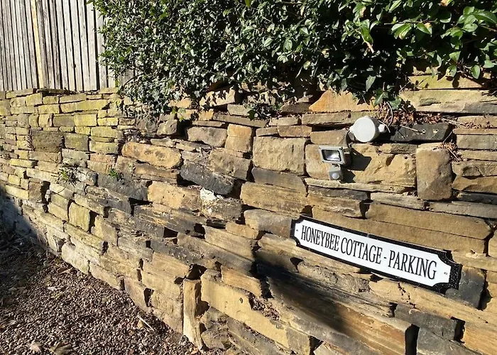 Honeybee Cottage, With A Log Fire & A Hot Tub. *