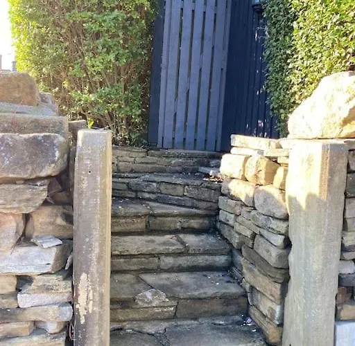 Honeybee Cottage, With A Log Fire & A Hot Tub. Bradford