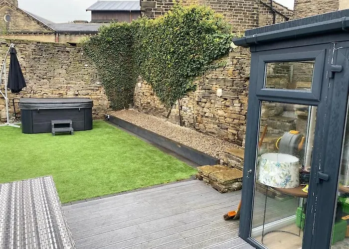 Honeybee Cottage, With A Log Fire & A Hot Tub. *