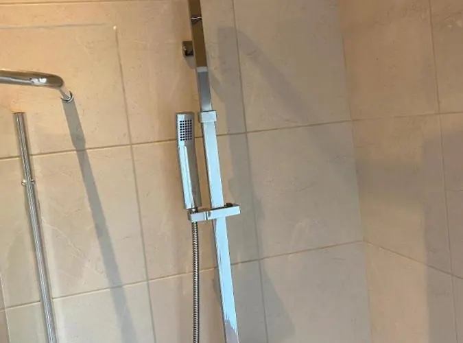 Honeybee Cottage, With A Log Fire & A Hot Tub. * Bradford