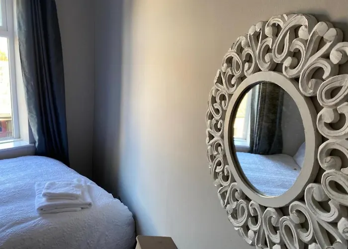 Honeybee Cottage, With A Log Fire & A Hot Tub. *