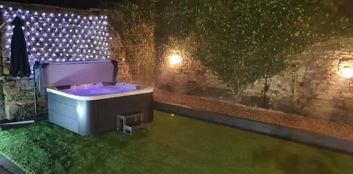 Nyaraló Honeybee Cottage, With A Log Fire & A Hot Tub. *