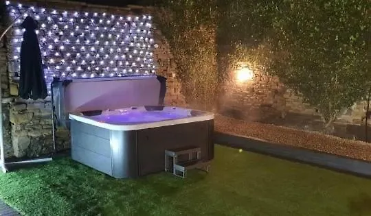 Honeybee Cottage, With A Log Fire & A Hot Tub. * Bradford