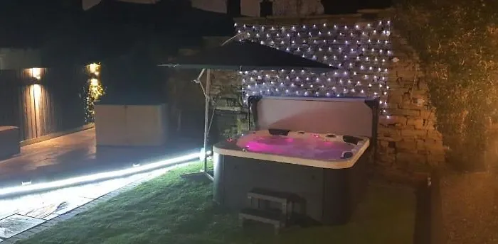 Nyaraló Honeybee Cottage, With A Log Fire & A Hot Tub. Bradford