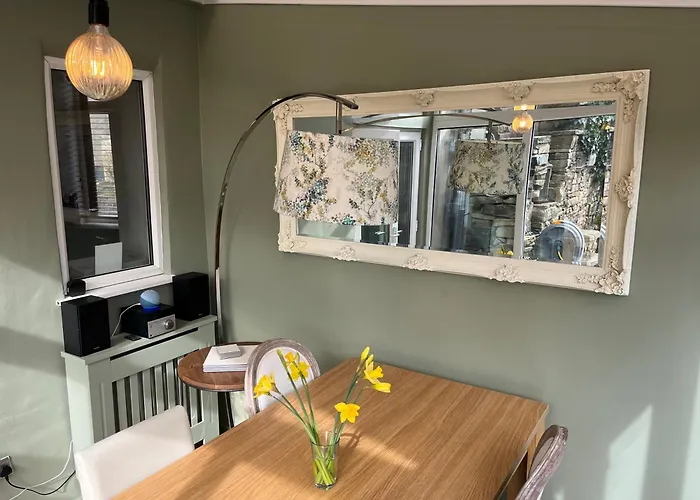 Nyaraló Honeybee Cottage, With A Log Fire & A Hot Tub. Bradford