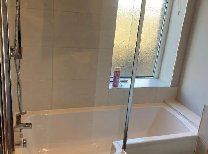 Honeybee Cottage, With A Log Fire & A Hot Tub.